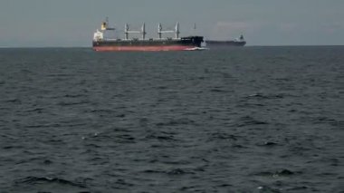 Büyük tanker beyaz gemiye doğru hareket ediyor.