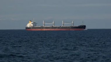 Danimarka Boğazı 'nda muazzam bir gemi gemisi hızla yol alıyor.