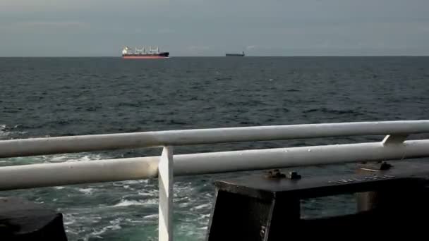 Barcos a la deriva en aguas del estrecho danés vista desde el petrolero — Vídeos de Stock