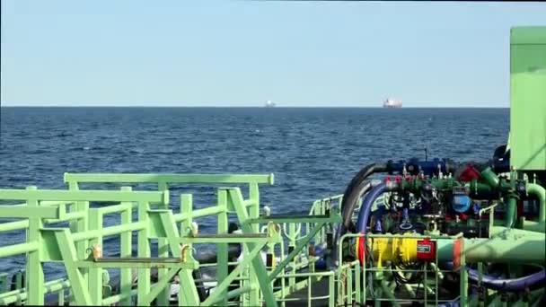 Суда на рейде в порт Скагена над танкерным оборудованием — стоковое видео