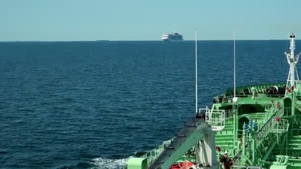 Su yüzeyi, tanker tahtasından ufukta gemi görünüyor. — Stok video