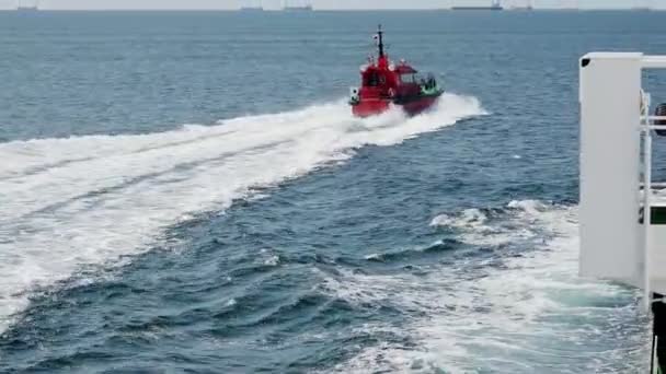 Small pilot motorboot leaves tanker with white foamy trace — Stockvideo