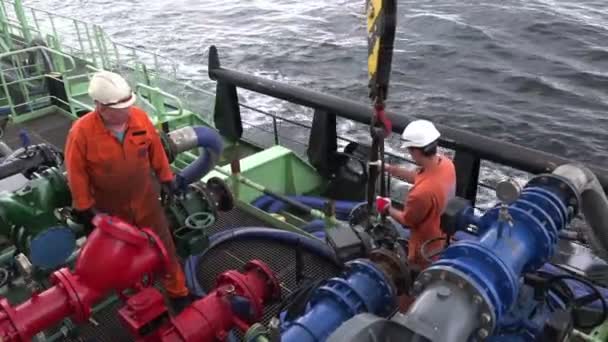 Танкер Онікс мотор-насос і моряк готують лічильник паливного насоса — стокове відео