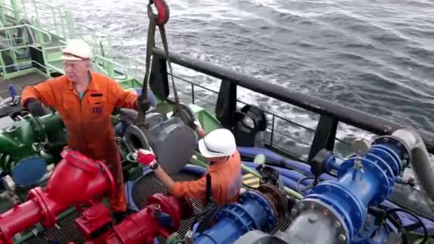 Vatman pompası ve denizci yakıt pompası sayacını boru hattına bağlıyor — Stok video