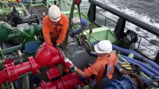 Onyx motorman-pump e navio-trabalhador conectar medidor de bomba de combustível — Vídeo de Stock