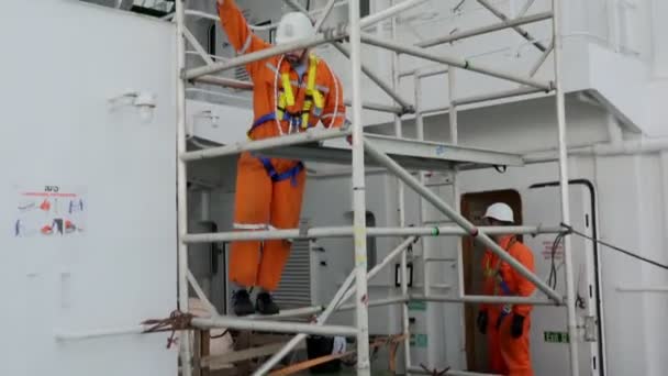 Δεξαμενόπλοιο επαγγελματίας ηλεκτρολόγος μηχανικός ανεβαίνει σκάλα — Αρχείο Βίντεο