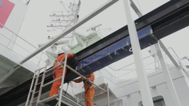 Onyx tanque engenheiro elétrico e bosun reparação talha engrenagem — Vídeo de Stock