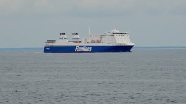 Büyük beyaz ve donanma feribotu fırtınalı sularda yelken açıyor.