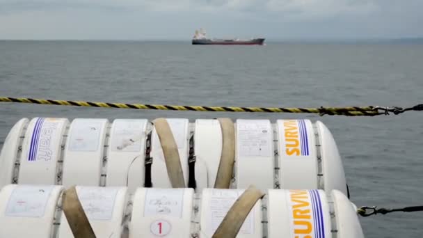 Tanker Onyx obrovské bílé záchranné vory proti šedé vodě — Stock video