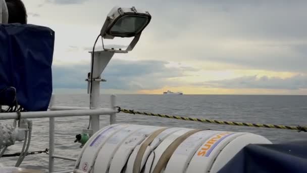 Tankschiff weißes Rettungsfloß und Schiff in Richtung Hafen — Stockvideo