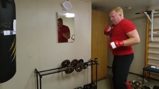 Deportista musculoso practica patadas con piernas en club deportivo — Vídeo de stock