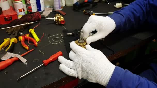 Professionell reparatör demonterar detalj på svart bord — Stockvideo
