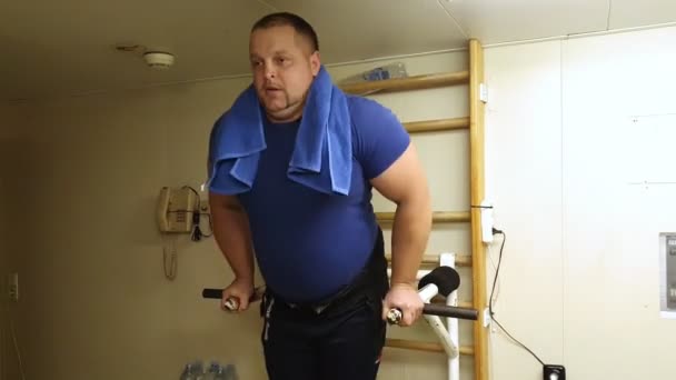 Hombre atlético practica ejercicios de tríceps en una máquina especial — Vídeo de stock