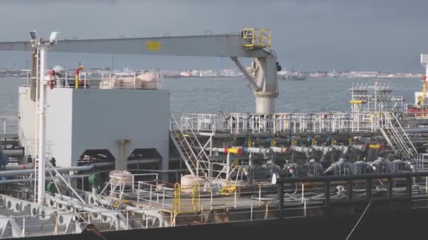 A bordo da Rina parte do petroleiro Natig Aliev no porto dinamarquês — Vídeo de Stock