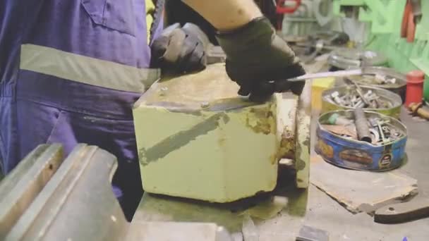 Les mains de mécanicien dans des gants spéciaux font des travaux professionnels — Video