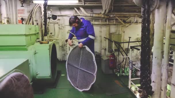 Tankstellenelektriker bereitet Luftfilter für den Einbau vor — Stockvideo