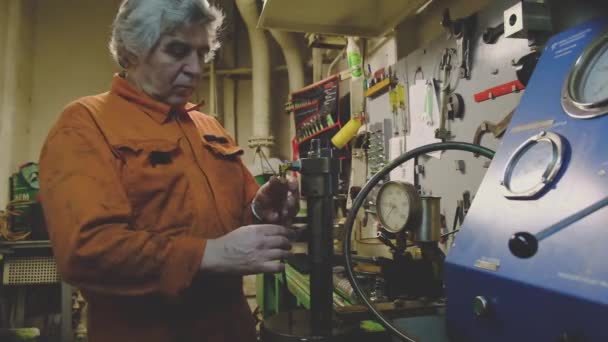 油轮专业工程师做设备修理工作 — 图库视频影像