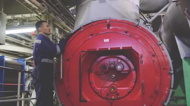 Zbiornikowiec drugi mechanik naprawy dużych urządzeń przemysłowych — Wideo stockowe