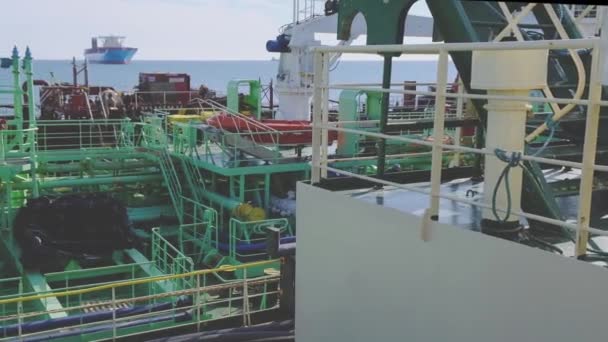 Petroleros industriales modernos amarrados Natig Aliev y Rina en el mar — Vídeo de stock