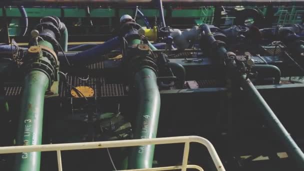 Большой танкер "Рина" на рейде на порт Скаген против контейнерного судна — стоковое видео