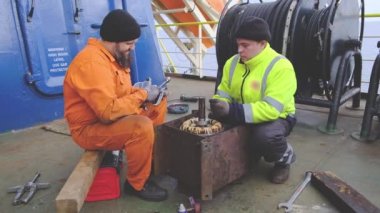 Ustalar önemli tanker elektrik motor detaylarını onarır