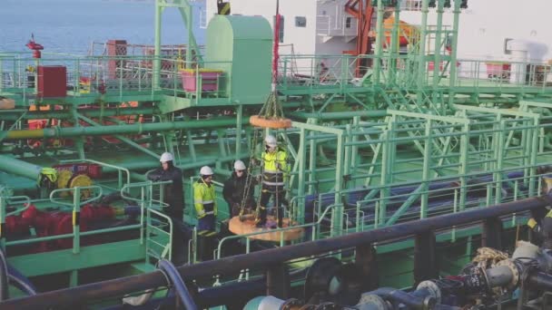 Equipos cisterna para el transporte de trabajadores entre buques — Vídeo de stock