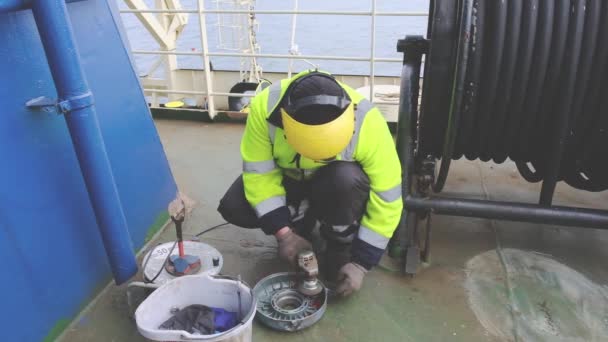 Geschoolde elektricien repareert elektromotor aan boord tanker — Stockvideo