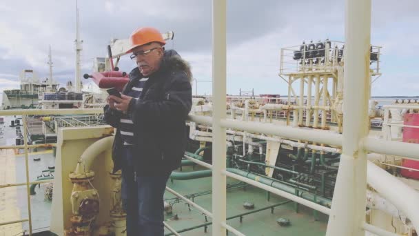 Videofilmer spricht auf Smartphone an Bord des Tankers — Stockvideo