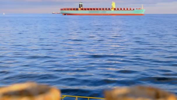 Корабель-контейнер Maersk Line з видом на море з танкера — стокове відео