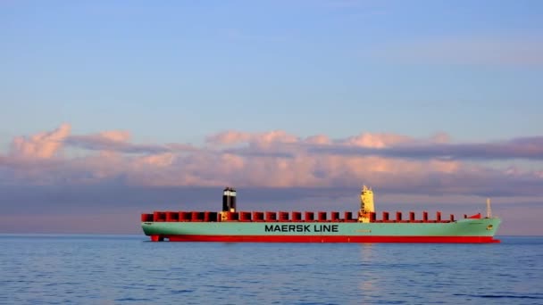 Moderní kontejnerová loď Maersk Line při nájezdu do přístavu při západu slunce — Stock video