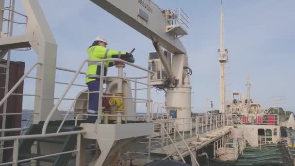 Natig Aliev tankfartyg sjöman i hjälm kontrollerar brandpost — Stockvideo