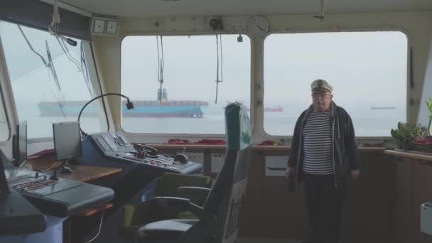 Видеооператор в очках гуляет по капитану танкера бриджу — стоковое видео
