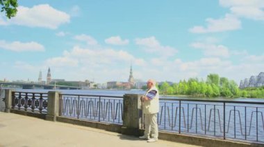 Emekli adam setin üzerinde duruyor ve telefonla konuşmaya başlıyor.