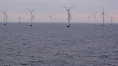 Rüzgar jeneratörleri Skagerrak boğazında hızla dönüyor.