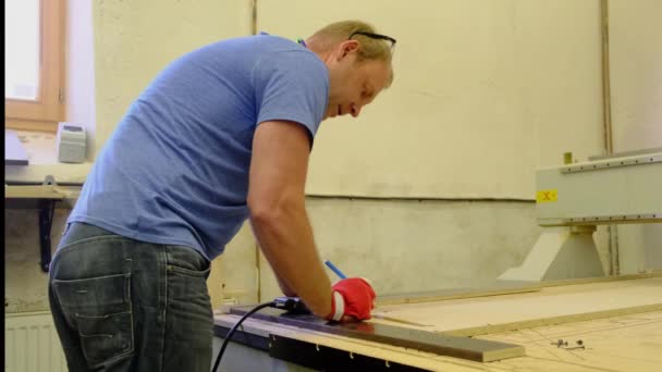 El operador experto de la máquina se prepara para hacer la pieza de madera contrachapada — Vídeo de stock