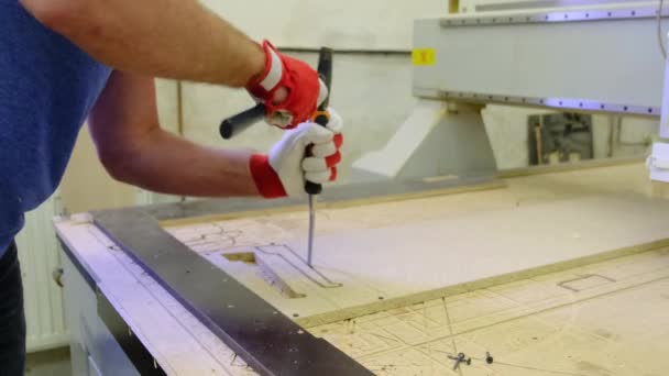 Las manos del operador de la máquina hacen detalle de madera contrachapada en taller — Vídeos de Stock