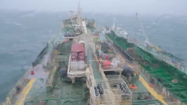 Los petroleros Natig Aliev y Rina cruzan el mar durante la tormenta — Vídeos de Stock