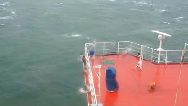 无边无际的深灰色波罗的海风暴中的大型油轮船尾 — 图库视频影像