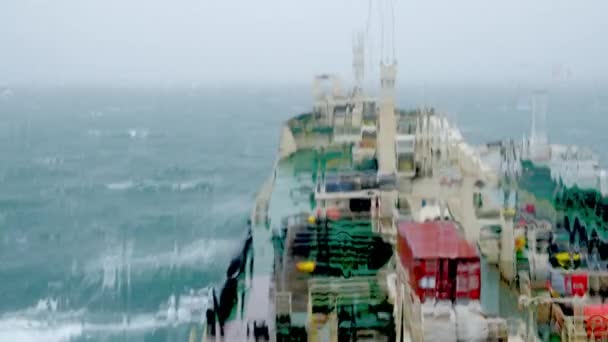 El agua de lluvia fluye por cisternas borrosas durante una fuerte tormenta — Vídeos de Stock