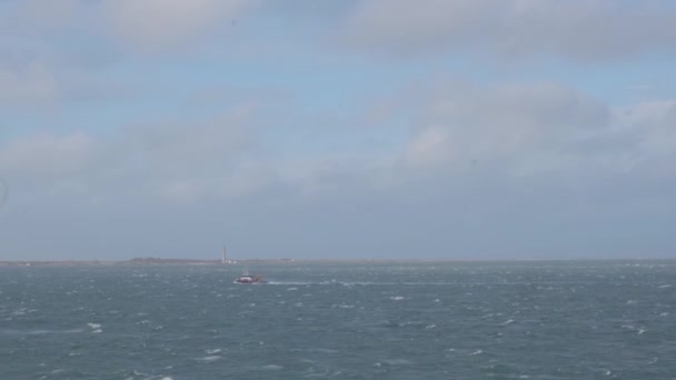 Pequeño remolcador distante navega a través del mar sin límites en tormenta pesada — Vídeo de stock