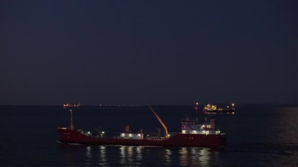 Tanker mit Lichtern fährt nachts auf grenzenloser, dunkler See — Stockvideo