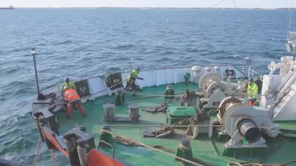 马尔马拉号油轮熟练的水手选择系泊绳 — 图库视频影像