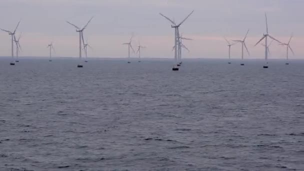 Ветрогенераторы быстро вращаются в проливе Скагеррак — стоковое видео