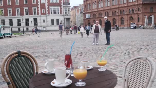 Pensionnés marchent à petite table avec différentes boissons dans le café — Video