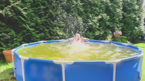 Mann bewegt Beine beim Wasserspritzen in kleinem Schwimmbad — Stockvideo