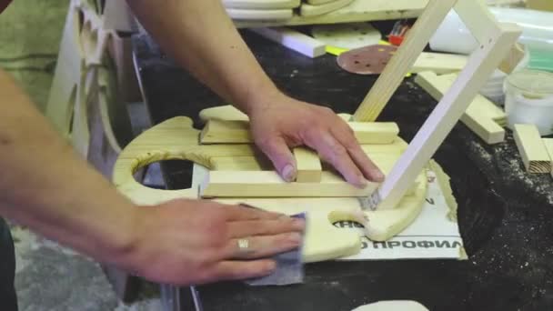Geschickte Meisterhände schleifen spezielle Holzteile — Stockvideo