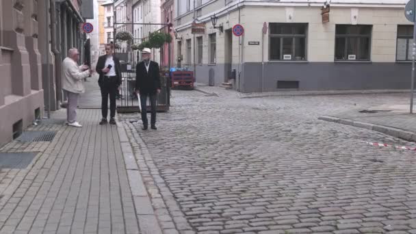 Позитивний пенсіонер з старшим чоловіком і хлопцем розмовляють на вулиці — стокове відео