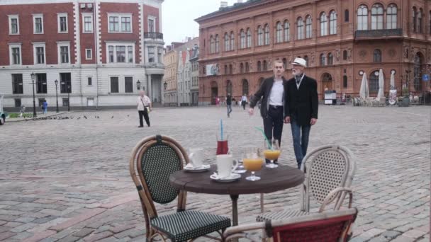 Mec et mature père marcher à petite table dans la rue café — Video