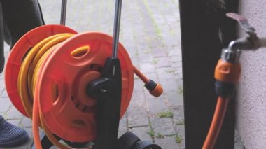 Makara arabasını plastik hortumla birbirine bağlar.