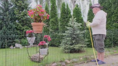 Son sınıf öğrencisi fıskiyeyi bahçedeki su çimlerine çevirdi.